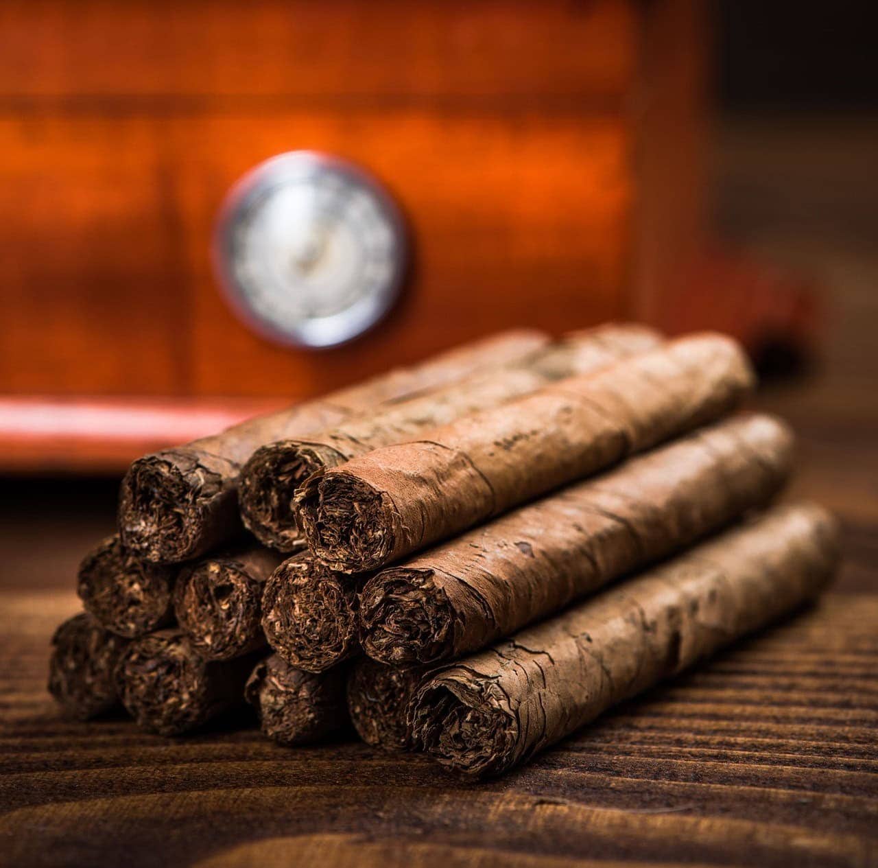 Cigars-with-humidor-bckgrnd